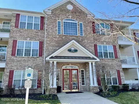 513 Sophee Ln, Lakewood, NJ 08701