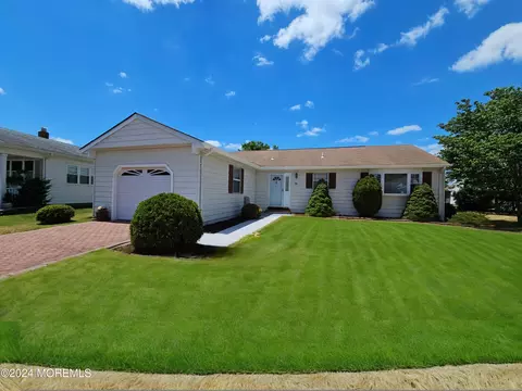 14 Leighton Ct, Toms River, NJ 08757