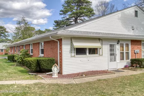 109 Fairway Ln #B, Whiting, NJ 08759