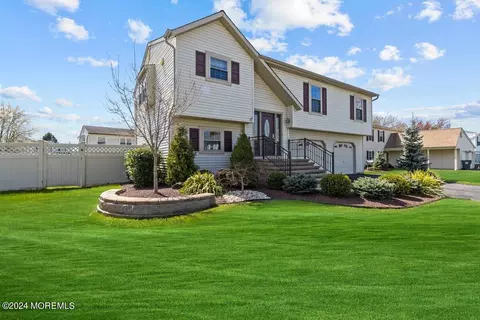 17 Fern Hollow Rd, Howell, NJ 07731