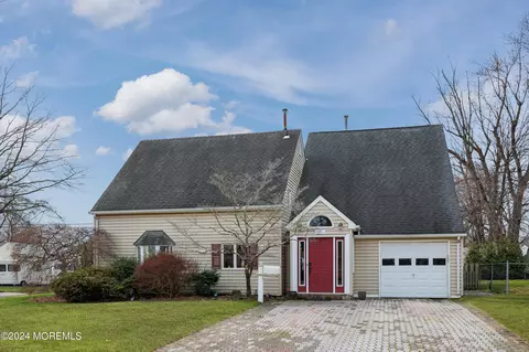 34 Lakeside Dr, Matawan, NJ 07747