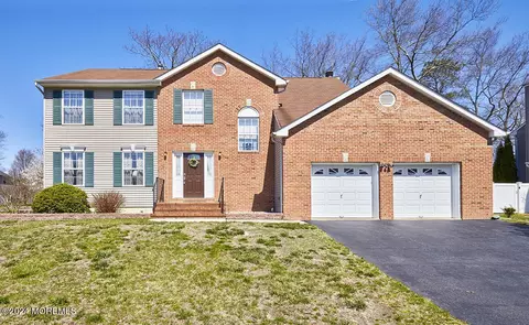 26 Glacier Dr, Howell, NJ 07731
