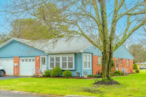 8 Monticello Dr #B, Whiting, NJ 08759