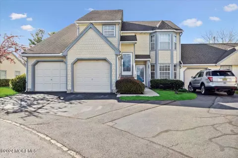25 Evergreen Ct, Freehold, NJ 07728