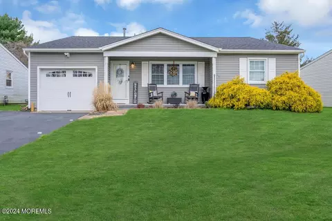 4 Hatfield Rd, Toms River, NJ 08757