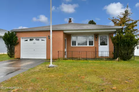 18 Pigalle St, Toms River, NJ 08757