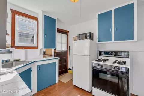 Kitchen - 504 Pinecroft Dr, Brick, NJ 08723 photo 2 of 3