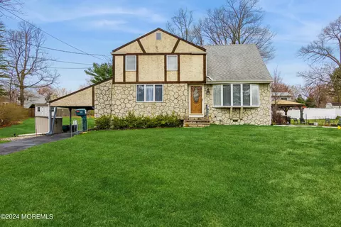 40 Maplewood Dr, Middletown, NJ 07748