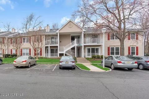 28 Sun Beau Ct, Tinton Falls, NJ 07724