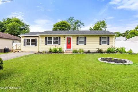 34 Maple St, Waretown, NJ 08758