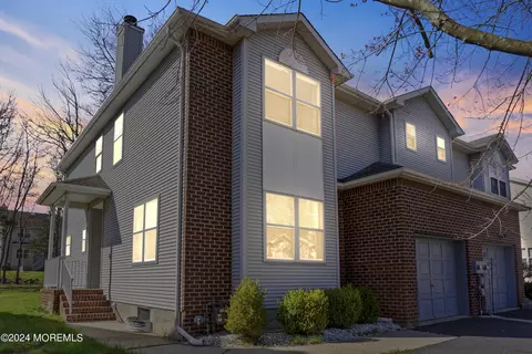 35 Burke St, Manalapan, NJ 07726