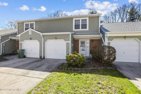 41 Oak Ln, Eatontown, NJ 07724