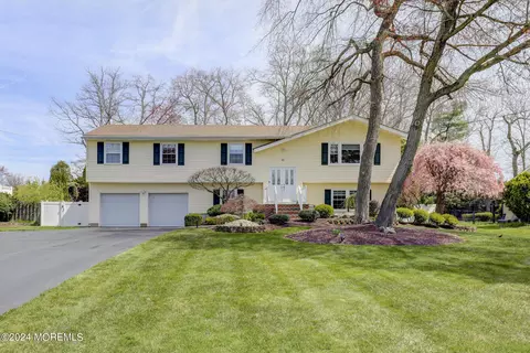 11 Birmingham Dr, Manalapan, NJ 07726