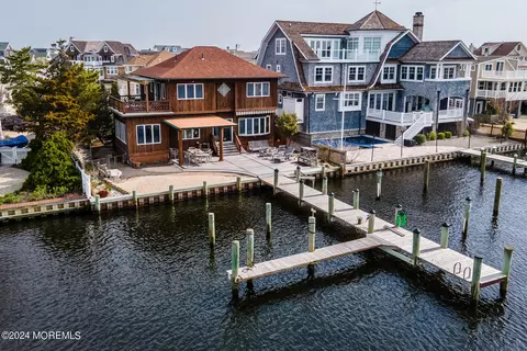 422 7th Ave, Mantoloking, NJ 08738