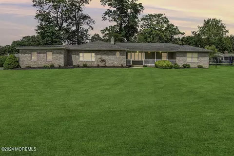 8 Westwood Dr, Lincroft, NJ 07738