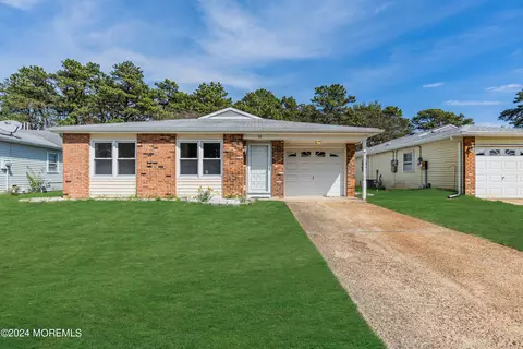 52 Regent Cir, Brick, NJ 08723
