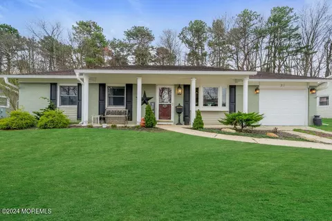 22 Sheffield Ave, Monroe, NJ 08831