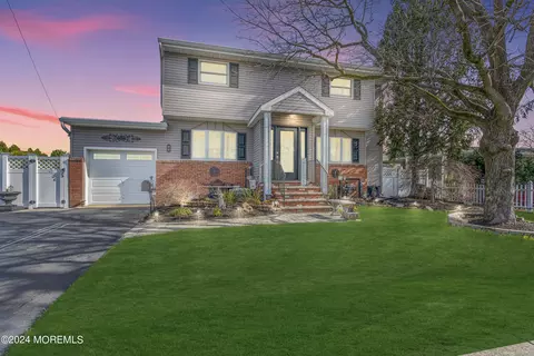 2 Annapolis Dr, Hazlet, NJ 07730