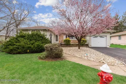 9 Pillar Dr, South Amboy, NJ 08879