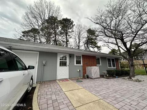 681 New Castle Ct # A, Lakewood, NJ 08701