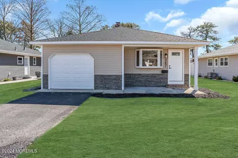 347 Saint Thomas Dr, Toms River, NJ 08757