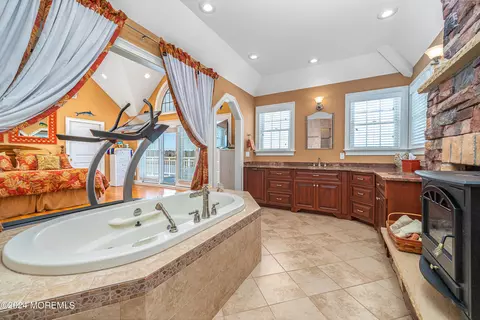 Bath - 908 Boxer Dr, Forked River, NJ 08731 photo 3 of 6