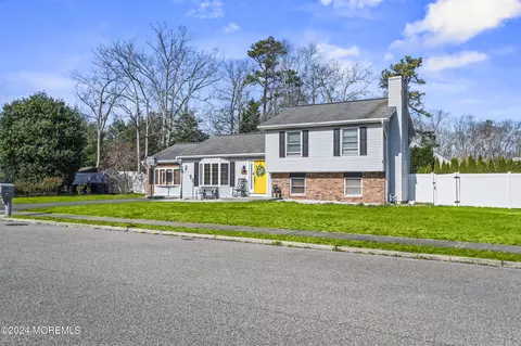 305 Quail Hill Dr, Lanoka Harbor, NJ 08734