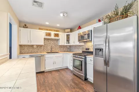 Kitchen - 4 Cherry Tree Ln, Middletown, NJ 07748 photo 1 of 3