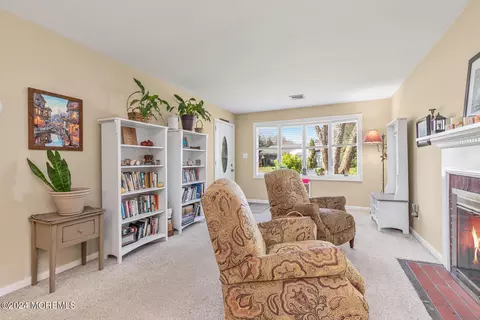 Living - 4 Cherry Tree Ln, Middletown, NJ 07748 photo 2 of 6
