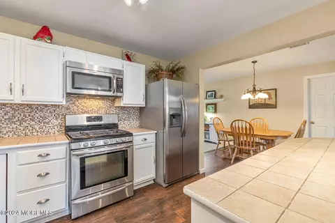 Kitchen - 4 Cherry Tree Ln, Middletown, NJ 07748 photo 3 of 3