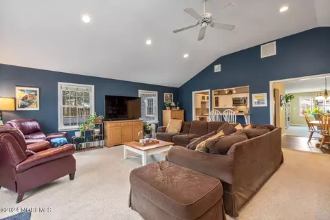 Living - 4 Cherry Tree Ln, Middletown, NJ 07748 photo 3 of 6