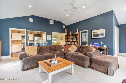 Living - 4 Cherry Tree Ln, Middletown, NJ 07748 photo 5 of 6