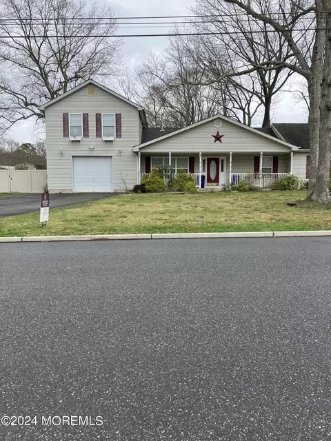 9 Westwood Dr, Howell, NJ 07731