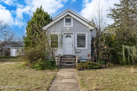 601 Maple St, Lakehurst, NJ 08733