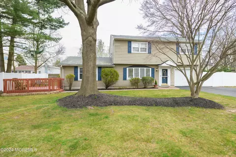 17 Salisbury Ave, Middletown, NJ 07748