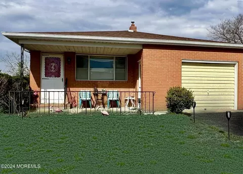 86 Bonaire Dr, Toms River, NJ 08757