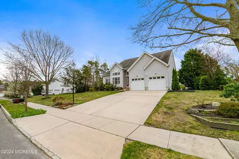 3 Jon Dr, Barnegat, NJ 08005