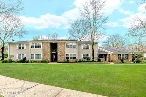 15 Boxwood Ter, Red Bank, NJ 07701