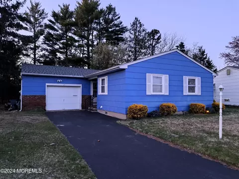 26 Sutherland Ct, Toms River, NJ 08757