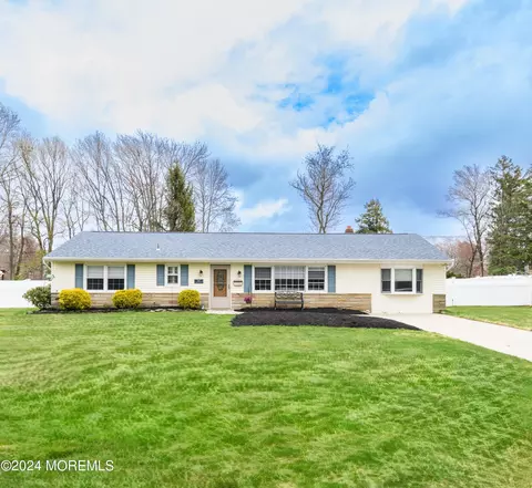502 Apple Valley Dr, Belford, NJ 07718