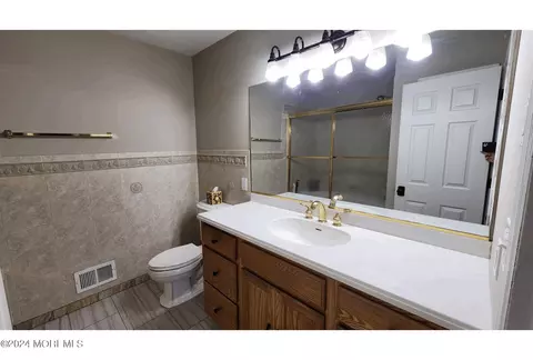 Bath - 17 Lagoon Dr E, Brick, NJ 08723 photo 1 of 3