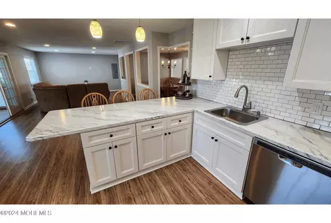 Kitchen - 17 Lagoon Dr E, Brick, NJ 08723 photo 4 of 4