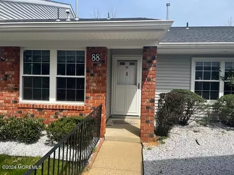88 Arrowwood Ct #89, Red Bank, NJ 07701