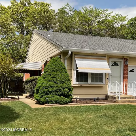 5 Betsy Ross Ln # A, Whiting, NJ 08759