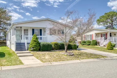 917 Oak Ridge Ter, Whiting, NJ 08759