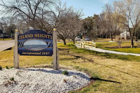 124 Bay Ave, Island Heights, NJ 08732