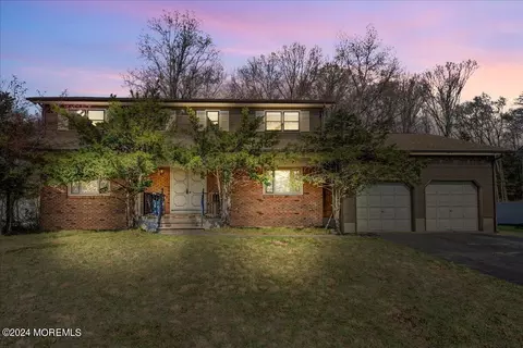 10 Apollo Rd, Manalapan, NJ 07726