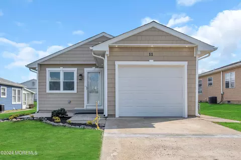 11 Longdenville St, Toms River, NJ 08757
