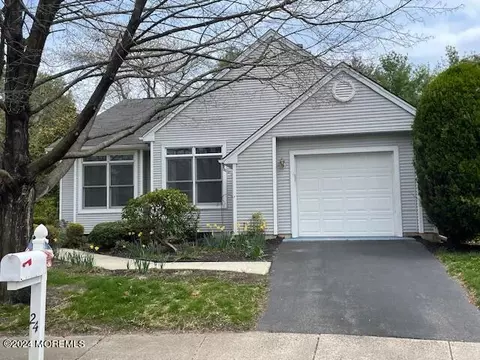 24 Springlawn Dr, Lakewood, NJ 08701