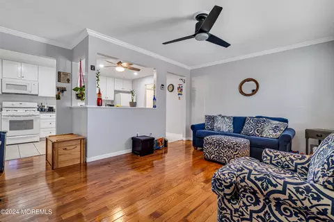 1009 Cricket Ln, Woodbridge, NJ 07095